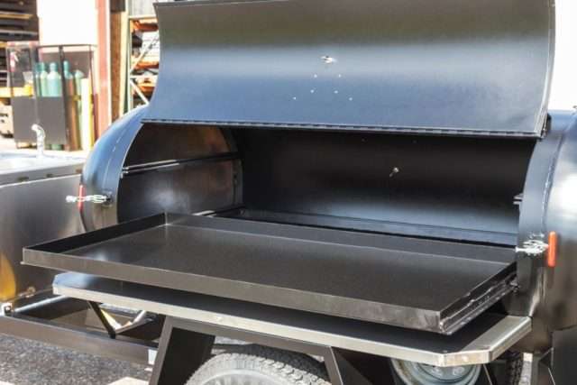 Baffle plate on a reverse flow offset smoker