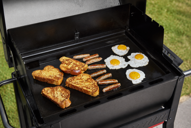 Weber Searwood 600 grilling on griddle plate